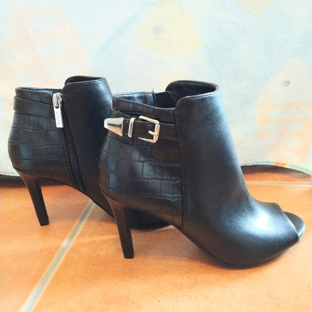 Unisa ankle boots, Size 7 1/2, Black, like new